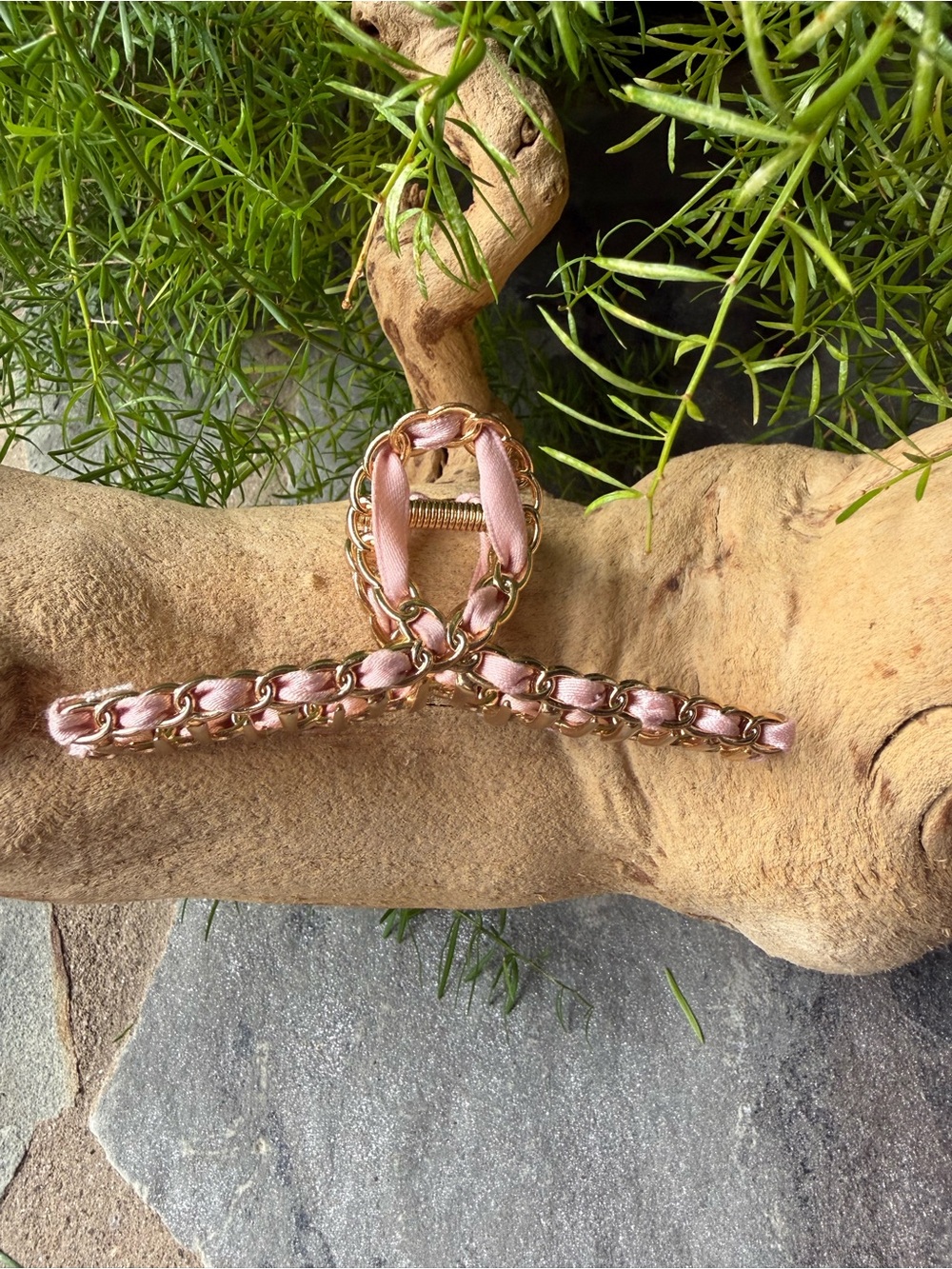 New🌟Anthropologie- Gold Chain Hair Claw with Pink Ribbon